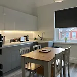 Entire Spacious 4 Bedroom Apartment In Bournemouth
