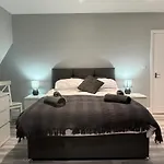 Entire Spacious 4 Bedroom Apartment In Bournemouth