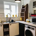 Surfers View. 2-Bedroom Apartment By The Sea