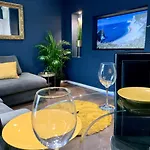 Cozy Two Bedroom - A Stroll From Gardens To Beach - With Parking