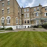 Arncott - Large Studio Flat With Outdoor Pool