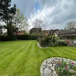 Arncott - Large Studio Flat With Outdoor Pool