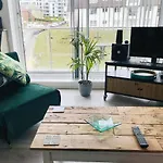 Surfers View. 2-Bedroom Apartment By The Sea