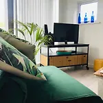 Surfers View. 2-Bedroom Apartment By The Sea
