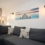 Bank Apartment - Prime Town Centre Location - Close To The Beach!