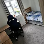 Entire 2Bed Semi In Redhill W-Garden/Parking/Wifi