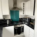 Entire 2Bed Semi In Redhill W-Garden/Parking/Wifi