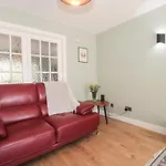 1 Charlotte Close