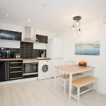 Richmond Views - Prime Town Centre Location - Close To The Beach!