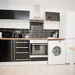 Richmond Views - Prime Town Centre Location - Close To The Beach!