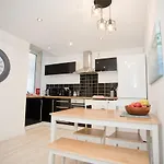 Richmond Views - Prime Town Centre Location - Close To The Beach!