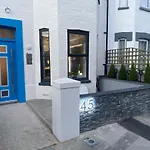 Cloud9 Guest House - By Coastline Retreats - 2 Bedroom Self Contained Garden Flat - Luxury Bath, Netflix, Superfast Wifi, Parking Included