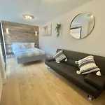 Cloud9 Guest House - By Coastline Retreats - 2 Bedroom Self Contained Garden Flat - Luxury Bath, Netflix, Superfast Wifi, Parking Included