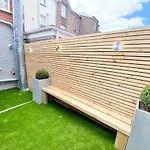 Cloud9 Guest House - By Coastline Retreats - 2 Bedroom Self Contained Garden Flat - Luxury Bath, Netflix, Superfast Wifi, Parking Included