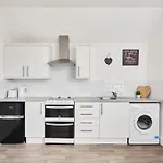 Modern Central Studio And One Bed Flats Close To The Beach