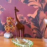 Ultimate Glam, Vintage Central Pad. Cool 70S Bar.