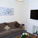 Beach Escape 4 Bedroom House, Sleeps 11, 2 Free Parking, Garden, Wifi, Smart Tv, Newly Decorated
