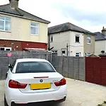 Beach Escape 4 Bedroom House, Sleeps 11, 2 Free Parking, Garden, Wifi, Smart Tv, Newly Decorated