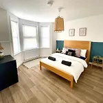 Central, Bright & Spacious Apartment - Parking Included