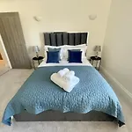Exquisite Apartment, Stone Throw From The Beach
