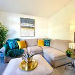 2 Min Walk To The Best Beach! Stunning Newly Refurbished Stylish 2 Bedroom Apartment! - Great Location - Free Parking - Fast Wifi - Smart Tv - Sleeps Up To 4! Close To Bournemouth & Poole Town Centre & Sandbanks
