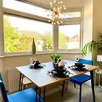 2 Min Walk To The Best Beach! Stunning Newly Refurbished Stylish 2 Bedroom Apartment! - Great Location - Free Parking - Fast Wifi - Smart Tv - Sleeps Up To 4! Close To Bournemouth & Poole Town Centre & Sandbanks