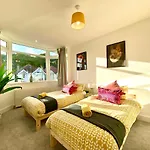 2 Min Walk To The Best Beach! Stunning Newly Refurbished Stylish 2 Bedroom Apartment! - Great Location - Free Parking - Fast Wifi - Smart Tv - Sleeps Up To 4! Close To Bournemouth & Poole Town Centre & Sandbanks
