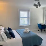 Exquisite Apartment, Stone Throw From The Beach