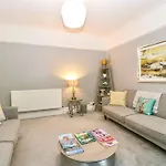 Homely 4 Bedroom Large House Inc Free Parking - Great Location - Fast Wifi - Smart Tv - Sleeps Up To 7! Close To Bournemouth & Poole Town Centre & Sandbanks