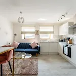 Lovely 2 Bedroom Apartment With Free Parking