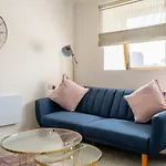 Lovely 2 Bedroom Apartment With Free Parking