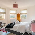 Lovely 2 Bedroom Apartment With Free Parking