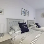 Middle Chine - 2 Bedroom Holiday Home