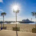 A Beautiful And Stylish 2 Bed Flat Close To Beach