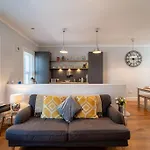A Beautiful And Stylish 2 Bed Flat Close To Beach
