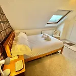 Spacious Four Bed Home With Parking - Bournemouth