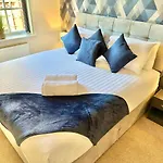 A Stylish Retreat - Super King Bed - Heart Of Town Centre - 5 Mins Stroll To Beach