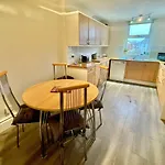 Spacious Four Bed Home With Parking - Bournemouth