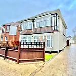 Spacious Four Bed Home With Parking - Bournemouth