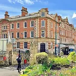 Cosy 2 Bed Apartment Minutes From Bournemouth Beach & Town