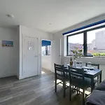 Modern One Bedroom Apartment In Town Centre & 4 Min To The Beach