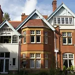 The Retreat - Large Luxury Apartment, Two Mins From Beach