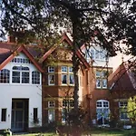 The Retreat - Large Luxury Apartment, Two Mins From Beach