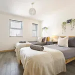 Spacious, Newly Renovated, Three Bedroom Town Centre Duplex Apartment With Free Parking, Sleeps Seven - Walking Distance To Beach