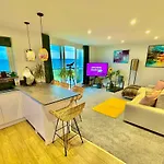 Stunning Sea View Two Double Bedroom Apartment - With Balcony - Opposite Beachfront Walk