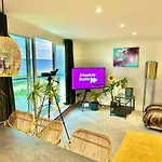 Stunning Sea View Two Double Bedroom Apartment - With Balcony - Opposite Beachfront Walk