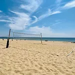 The Retreat - Large Luxury Apartment, Two Mins From Beach