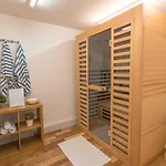 Blue Lagoon - 1 Minute From 02 Academy - Free Parking - 5 Minutes From The Beach - Fast Wi-Fi - Smart Tv
