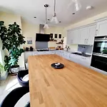 Cosy Family Haven: Spacious 3-Bedroom Retreat In Christchurch
