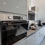 The Hideaway - 1 Minute From 02 Academy - Free Parking - 5 Minutes From The Beach - Fast Wi-Fi - Smart Tv